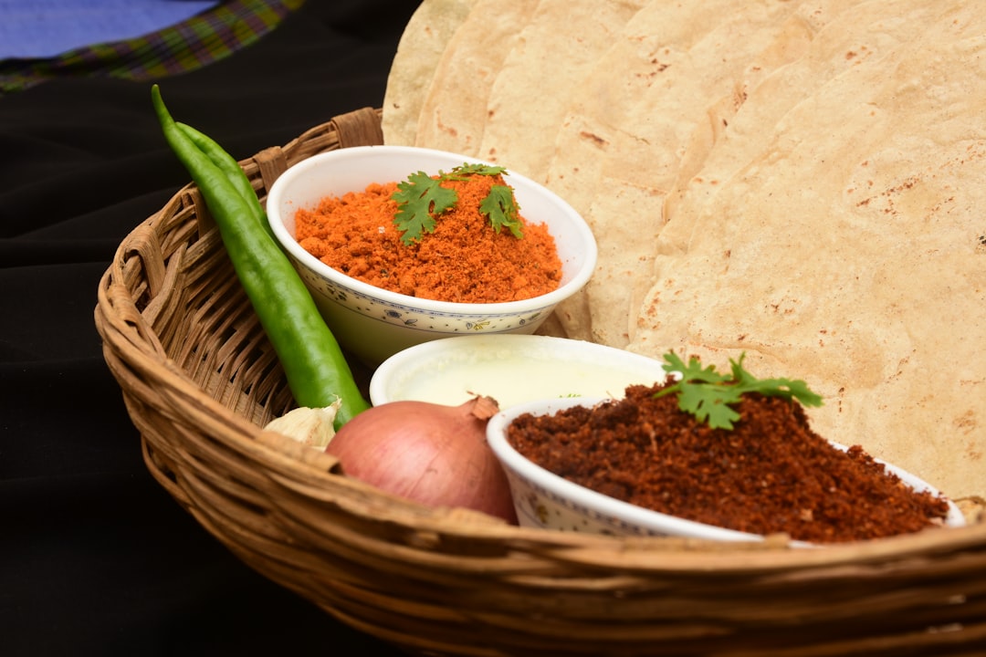 sliced-tomato-on-brown-woven-basket-vsxly3z-hpw